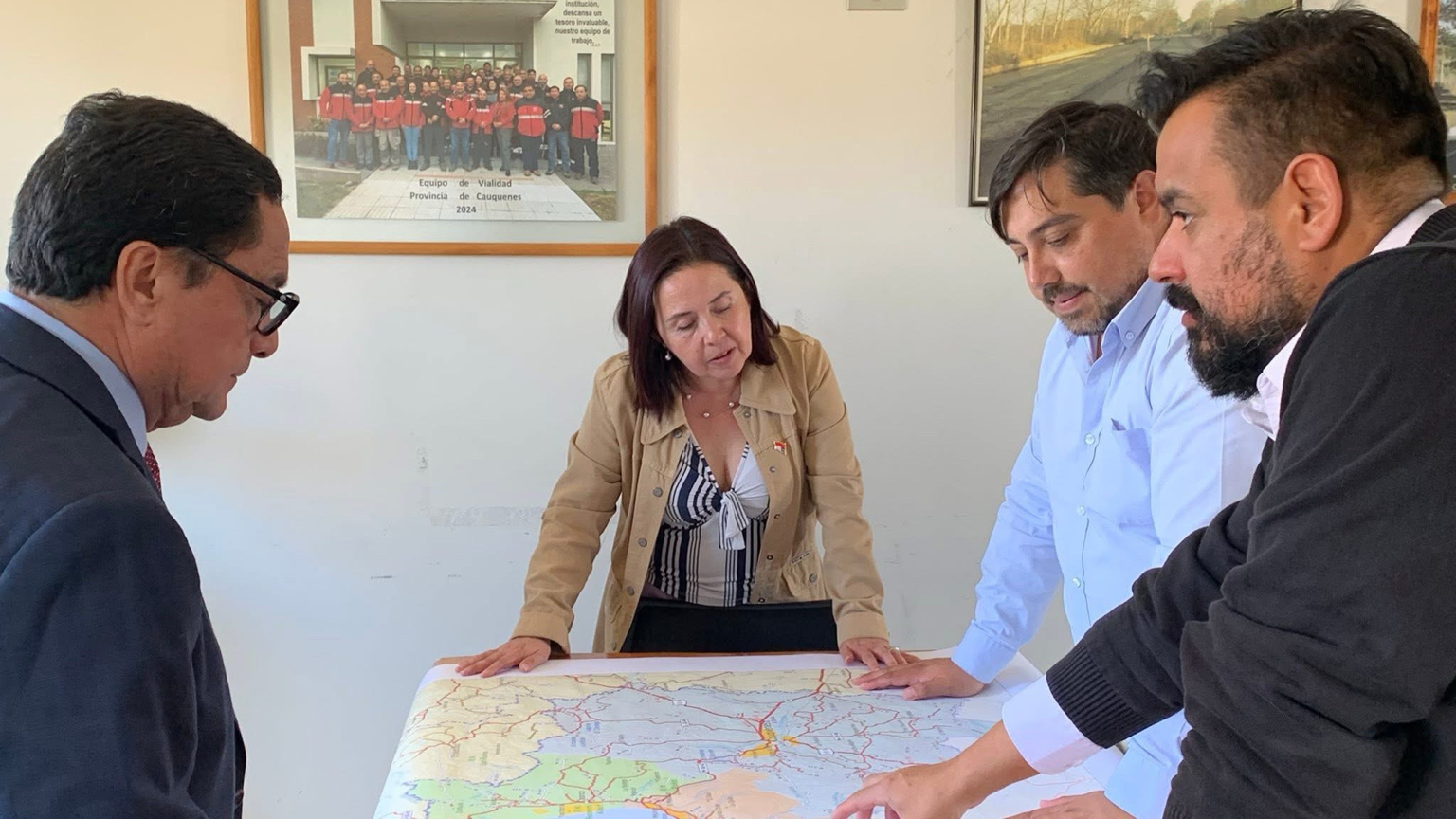 CAUQUENES: Delegado Presidencial Provincial y Seremi de Obras Pública Visitan Oficina de Vialidad